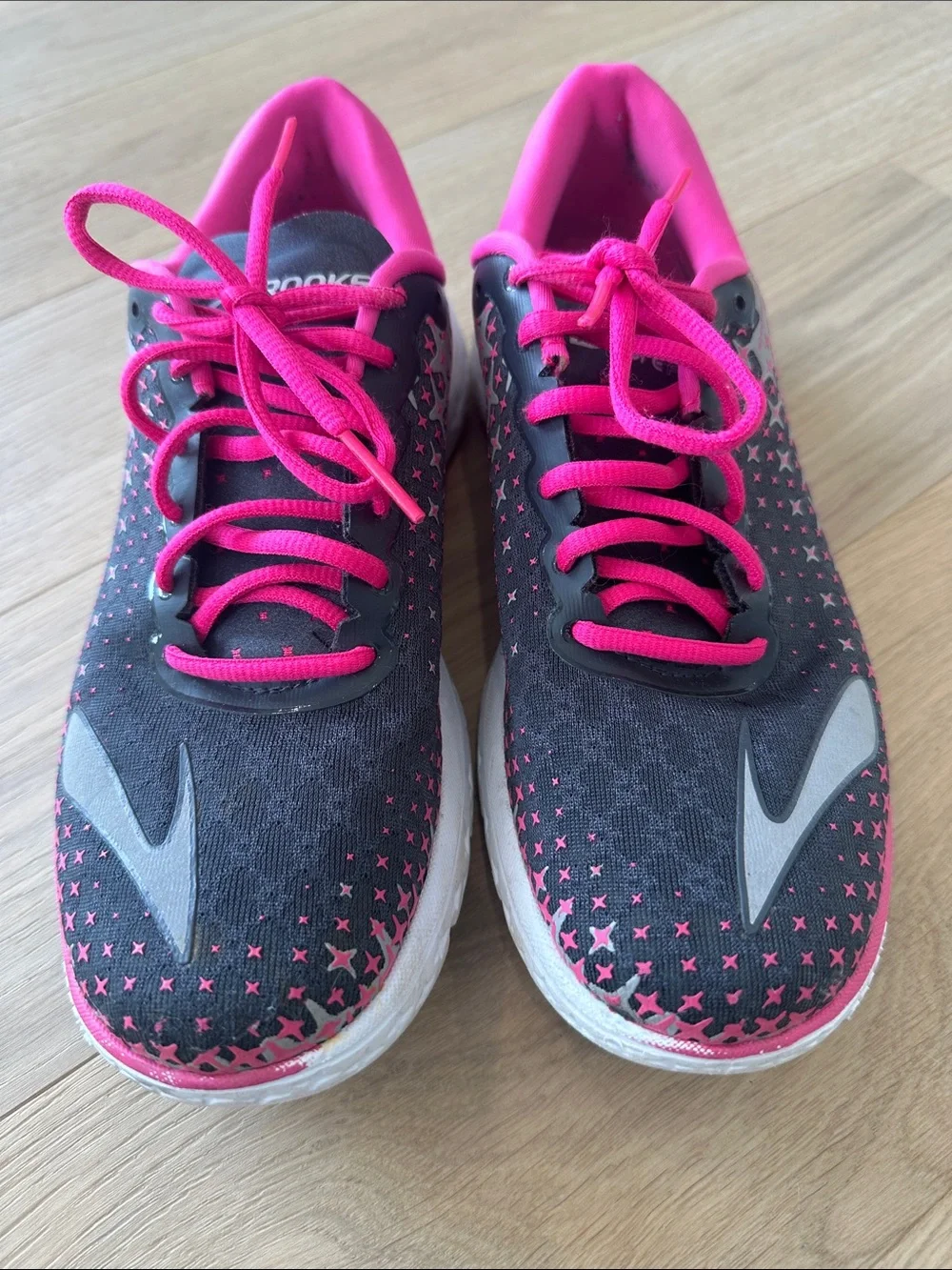 Brooks Pureflow 5 women's Gray & Hot Pink Athletic Sneakers size 9.5